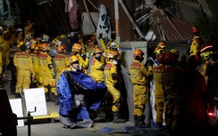 Cận cảnh đội cứu hộ chạy đua với thời gian tìm kiếm nạn nhân động đất Đài Loan
