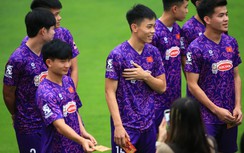 Tuyển thủ Việt Nam gây tranh cãi nhưng vẫn khiến các ông lớn V-League phát "sốt"