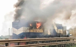 Tàu hàng đang chạy bốc cháy dữ dội trên đường ray ở Nam Định