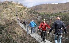 Cầu treo cao 175m ở Ý bất ngờ thành điểm du lịch hút khách
