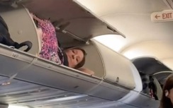 Cả chuyến bay sốc vì khách nữ chui vào khoang hành lý nằm ngủ