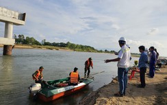 Tăng cường thợ lặn tìm kiếm công nhân cuối cùng trong vụ lật ghe trên sông Ba