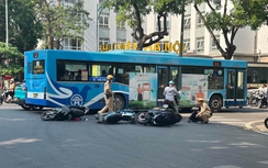 Hà Nội: Tai nạn liên hoàn giữa 3 xe máy tại ngã tư