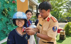 Học sinh hào hứng nghe CSGT tuyên truyền an toàn giao thông