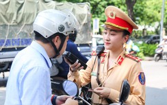 Nữ cảnh sát giao thông Hà Nội trực tiếp xử lý vi phạm nồng độ cồn