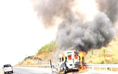 Xe khách 16 chỗ bốc cháy dữ dội trên cao tốc Phan Thiết - Dầu Giây