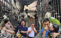 Vụ cháy nhà trọ Trung Kính, 14 người tử vong: Người thân bật khóc chạy các nhà tang lễ