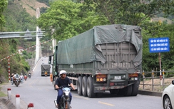 Quảng Trị: Xe chở than đá “khủng” phá đường, uy hiếp cầu
