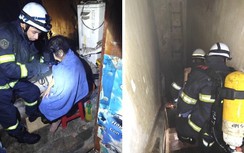 Giải cứu 2 người cao tuổi mắc kẹt trong ngôi nhà cháy trên phố Lò Đúc