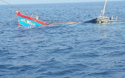 Lật tàu câu mực, hai ngư dân mất tích trên biển