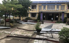 Trường tiểu học ở Thừa Thiên Huế bị lốc lớn thổi bay mái
