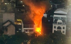 Hà Nội: Cháy lớn 2 quán ăn lúc nửa đêm, người dân hốt hoảng tháo chạy