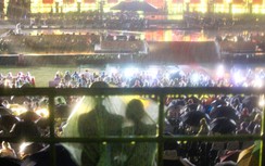 Người dân, du khách Huế đội mưa "đối thoại" cùng âm nhạc Trịnh Công Sơn