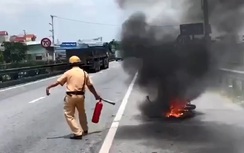 Xe máy điện tự bốc cháy trên quốc lộ, CSGT nỗ lực dập lửa