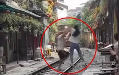 Thót tim cảnh nữ du khách nước ngoài lao ra đường ray khi tàu hỏa đến ở Hà Nội