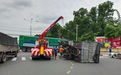 Xe tải chở tôn ôm cua lật nhào, người đi đường suýt chết