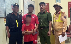 Cảnh sát giúp bé trai đi lạc trên cao tốc Hà Nội - Hải Phòng