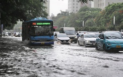 Hà Nội mưa to khiến nhiều tuyến phố ngập sâu đúng giờ người dân đi làm