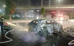 Hải Phòng: Xe ô tô Mazda cháy rụi sau khi đâm vào dải phân cách