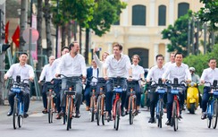 Lãnh đạo TP.HCM và Phó thị trưởng TP Rotterdam đạp xe quanh phố Nguyễn Huệ