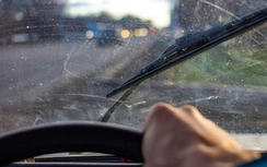 Hạn chế xước kính ô tô thế nào?