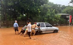 Phú Thọ: CSGT hỗ trợ người dân tại điểm ngập úng, sạt lở