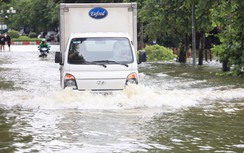 Hết mưa, đường Hà Nội vẫn như sông, xe chết máy hàng loạt