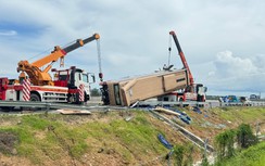 Xe khách húc 10m dải phân cách, lao xuống mương nước trên cao tốc Vĩnh Hảo - Phan Thiết