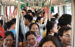 Metro Nhổn - ga Hà Nội đông nghẹt ngày cuối tuần