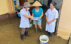 Hà Nội huy động lực lượng thu gom rác thải, phun khử khuẩn sau mưa lũ