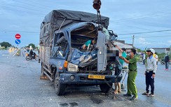 Bản tin TNGT 29/8: Tông vào xe tải dừng bên đường, tài xế mắc kẹt trong cabin, tử vong