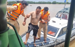 CSGT cứu kịp thời thuyền viên nghe điện thoại ngã xuống sông Cấm