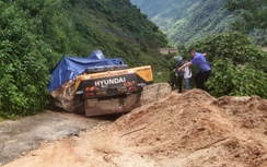 Khối đá hơn 10 tấn bất ngờ rơi từ sườn núi, công nhân lái máy xúc tử link vao w88 chỗ