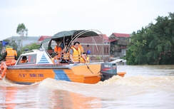 Thủ tướng Phạm Minh Chính đi ca nô, thị sát lũ ở Bắc Giang