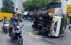 TP.HCM: Xe tải lật ngang giữa đường, giao thông ùn tắc nghiêm trọng