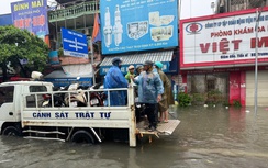 Nhiều khu vực TP Nam Định ngập sâu, cảnh sát dùng xe công vụ đưa dân qua đường