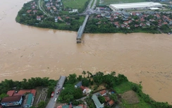 Cận cảnh công binh tập kết thiết bị nhưng chưa thể dựng cầu phao tạm vì nước xiết