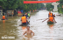 Tuyên Quang chìm trong biển nước, người dân trèo lên mái nhà chờ ứng cứu