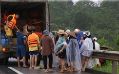 Người dân tràn ra cao tốc Nội Bài - Lào Cai nhận đồ cứu trợ, rất lo nguy cơ tai nạn