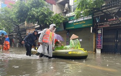 Người dân ven sông ở Hà Nội hớt hải bê đồ, bì bõm lội nước để chạy lũ