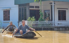 Phú Thọ: Nước lũ ngập 4 ngày, người dân chèo thuyền đi lấy nhu yếu phẩm