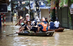 Mưa lũ Hà Nội: Dùng thuyền thu gom, không để rác tràn vào nhà dân