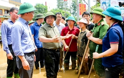 Thủ tướng lội bùn đến tận nhà thăm hỏi người dân vùng lũ Yên Bái