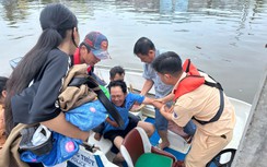 Cảnh sát đường thủy Bạc Liêu lái ca nô, kịp thời đưa người đột quỵ đi cấp cứu