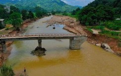 Tuyên Quang: Đứt đường dẫn cầu vào bản Lăng Đén, người dân đi đường mòn vào thôn