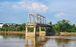 Đi vòng 40km, người dân ngóng từng ngày cầu phao thay thế cầu Phong Châu bị sập