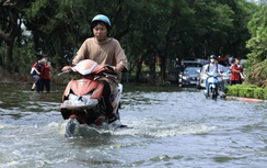 Hà Nội ngập sâu sau đêm mưa lớn, nhiều tuyến đường đến 10h trưa vẫn tắc