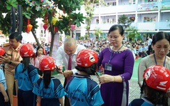 HEAD Sơn Minh trao mũ bảo hiểm cho hàng trăm học sinh trường Tiểu học Phù Đổng ở TP.HCM