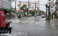 Mưa lớn kèm triều cường gây ngập nhiều tuyến phố ở Cà Mau