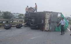 Liên tiếp hai ô tô "rụng" lốp trên cao tốc Nội Bài - Lào Cai